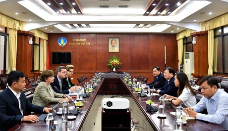 各国际组织为越南中部受灾群众撑起爱心伞