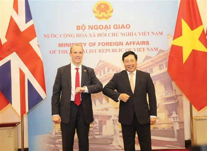 越南政府副总理兼外长范平明同英国外交发展大臣举行会谈