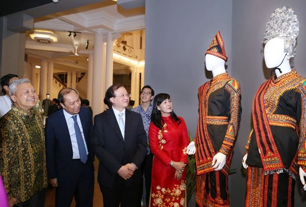 2020年东盟各国传统服饰展精彩亮相首都河内