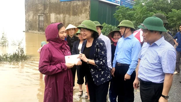 国家副主席邓氏玉盛看望慰问广平省洪灾受灾群众