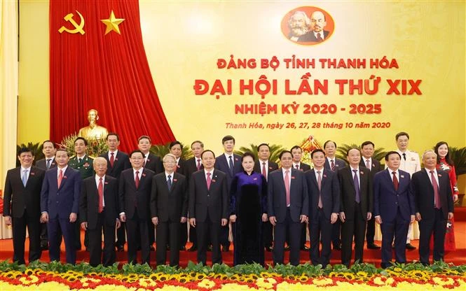 越共中央政治局委员、国会主席阮氏金银出席越共清化省第十九次代表大会