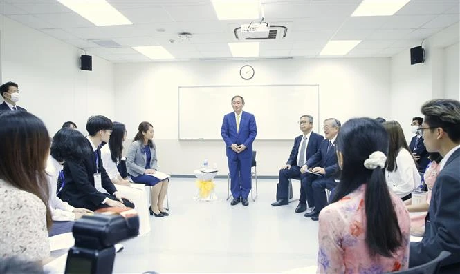 日本首相菅义伟会见越日大学的大学生