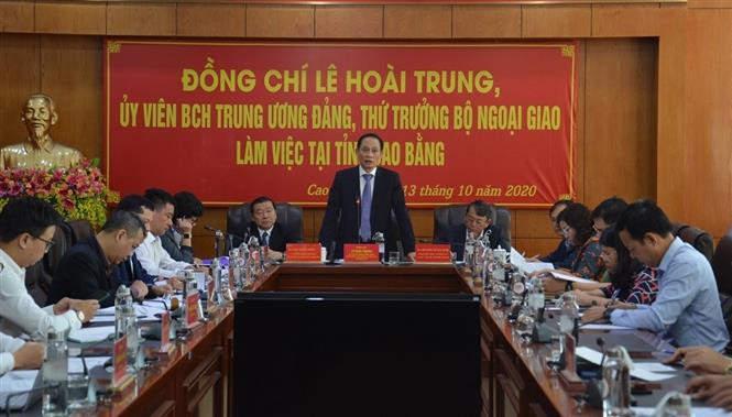 尽早试点组织越中两国游客参观板约（越南）——德天（中国）瀑布景区