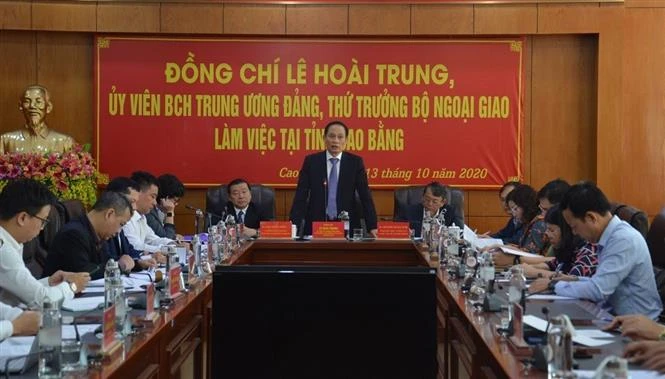 尽早试点组织越中两国游客参观板约（越南）——德天（中国）瀑布景区