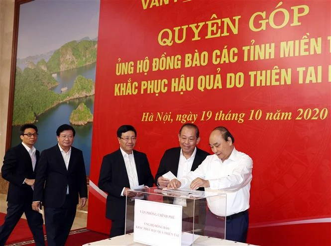 政府领导人参加为中部洪水灾民捐款活动