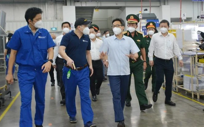 政府副总理武德儋亲自对胡志明市守德市生产经营活动进行实地检查