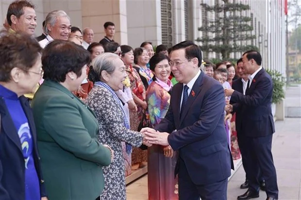 越南国会主席王廷惠会见前政治犯和囚犯代表