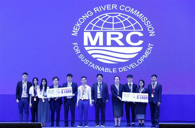 越南大学生在寻求湄公河现代河流监测技术竞赛中获得两项二等奖