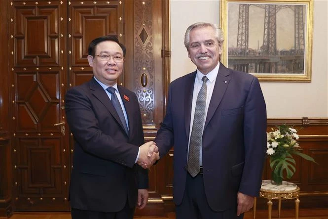 越南国会主席王廷惠会见阿根廷总统阿尔韦托·费尔南德斯
