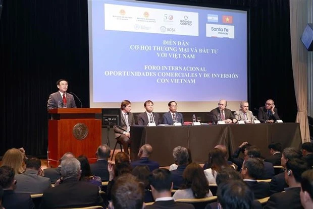越南国会主席王廷惠出席越南贸易和投资机会论坛