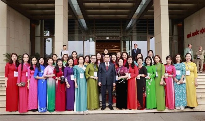 越南国会主席王廷惠：越南女记者始终保持“纯洁的心、尖锐的笔锋” 精神 不愧于“钢芦苇”称号
