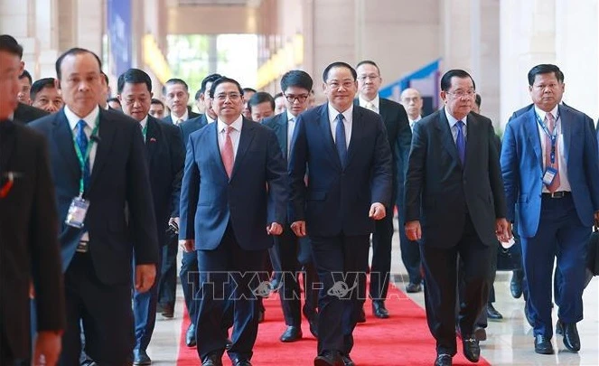 越南政府总理范明政与老挝总理、柬埔寨首相共进工作早餐