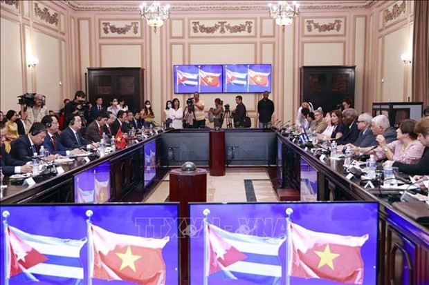 越南国会主席王廷惠与古巴全国人民政权代表大会主席埃斯特万·拉索·埃尔南德斯举行会谈