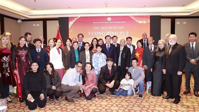 国会主席王廷惠与旅阿根廷越侨会面