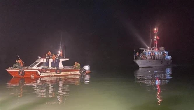越南直升机坠落在下龙湾海域事故：快速全面有效开展搜救工作