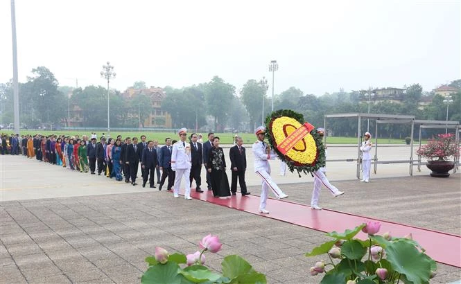 胡志明主席诞辰130周年：国会代表在出席第九次会议前夕拜谒胡志明主席陵