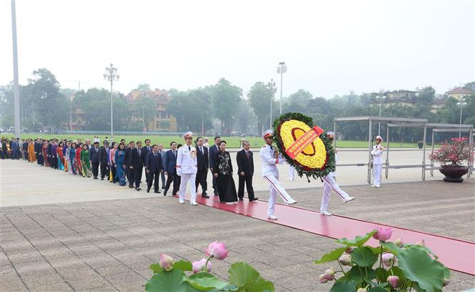 胡志明主席诞辰130周年：国会代表在出席第九次会议前夕拜谒胡志明主席陵