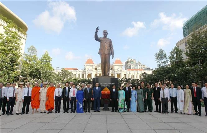 胡志明市市委书记敬香缅怀胡志明主席