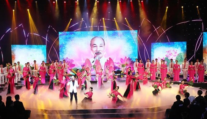 阮春福主席出席“胡志明——2022年渴望之旅”艺术交流活动