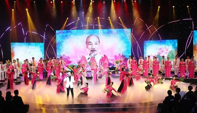 阮春福主席出席“胡志明——2022年渴望之旅”艺术交流活动