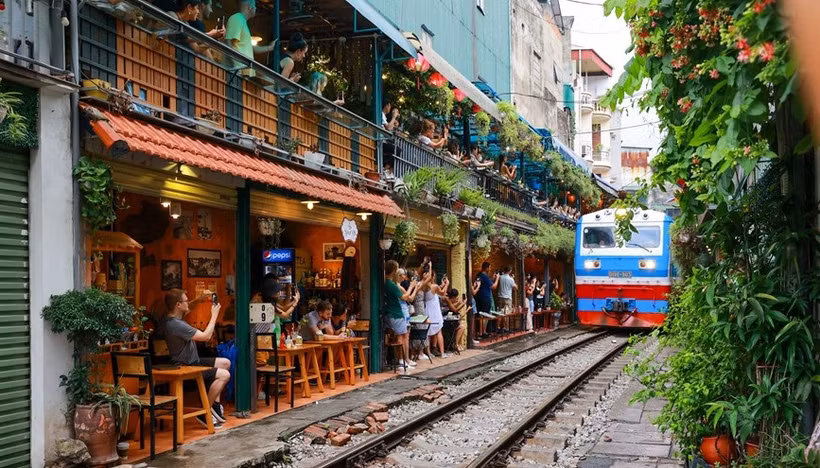 越南交通运输部：坚决维护河内市“铁路咖啡街”的交通秩序安全