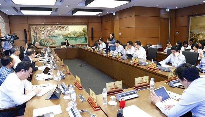 第十五届国会第四次会议：国会分组讨论两项决议草案