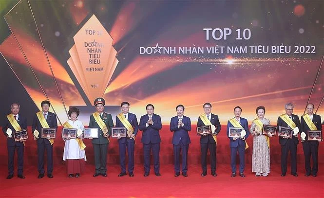 越南政府总理范明政出席2022年越南十名优秀企业家表彰会