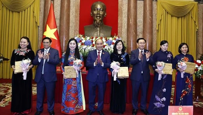 越南国家主席阮春福会见国会女性代表