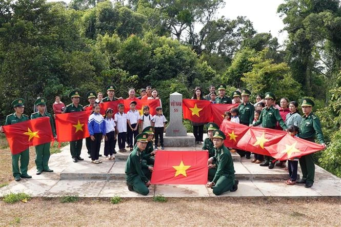 向得农省边境县绥德赠送1万面国旗