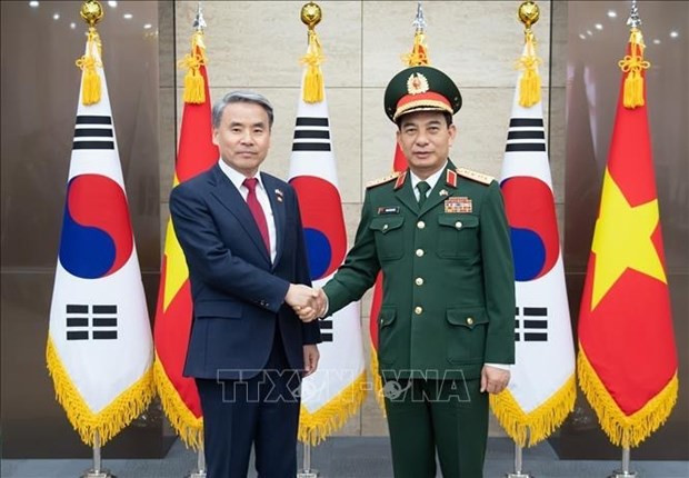 越南国防部长潘文江与韩国国防部长李钟燮举行会谈