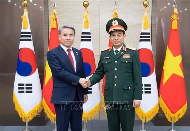 越南国防部长潘文江与韩国国防部长李钟燮举行会谈