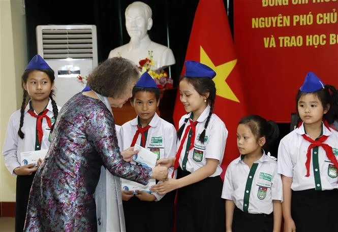 武阿丁助学基金为旅居老挝越侨子女发放助学金