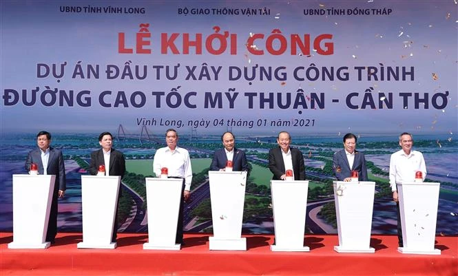 阮春福出席南部各重点高速公路项目动工仪式和技术通车仪式