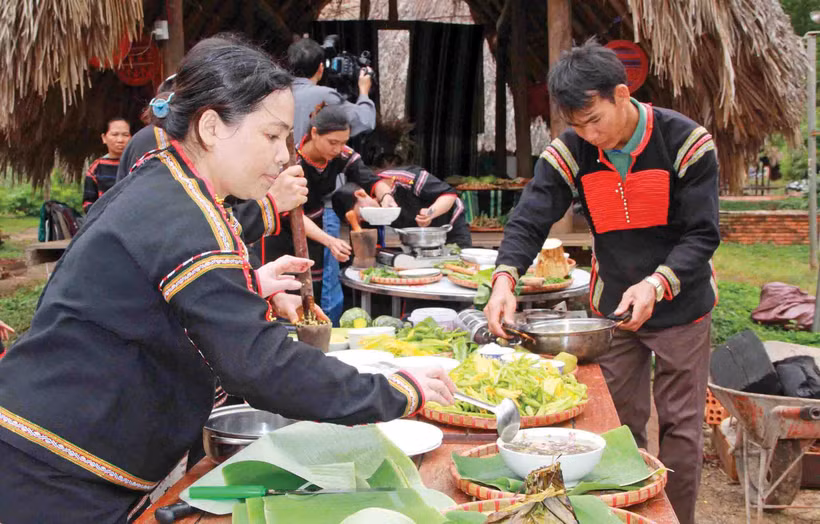 埃地族人做苦茄子、溪鱼汤等菜肴