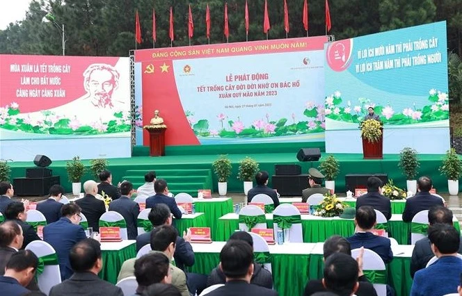 越南总理范明政启动2023年新春植树节