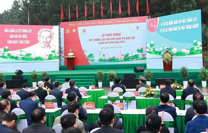 越南总理范明政启动2023年新春植树节