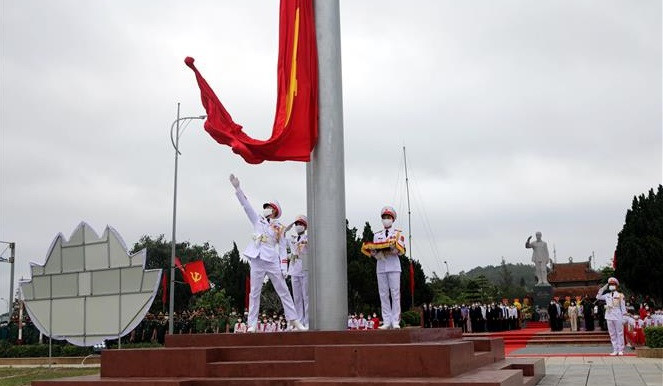 广宁省姑苏岛上祖国旗台竣工仪式和升旗仪式隆重举行
