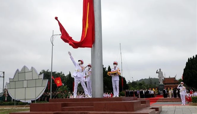 广宁省姑苏岛上祖国旗台竣工仪式和升旗仪式隆重举行