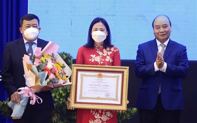 国家主席阮春福向古芝县授予劳动勋章