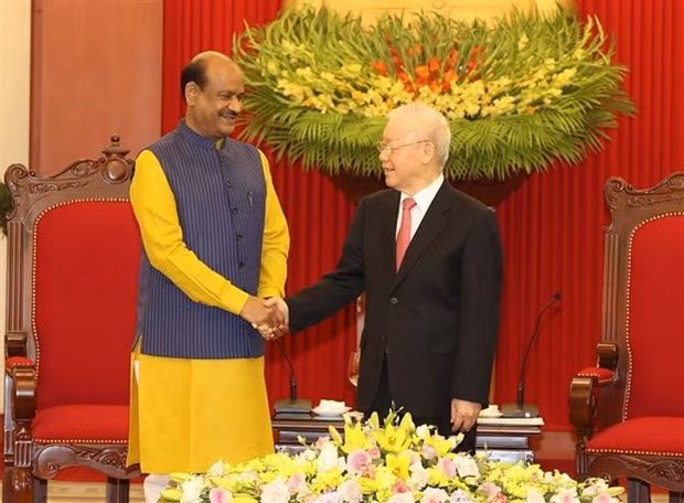 越共中央总书记阮富仲会见印度下议院议长