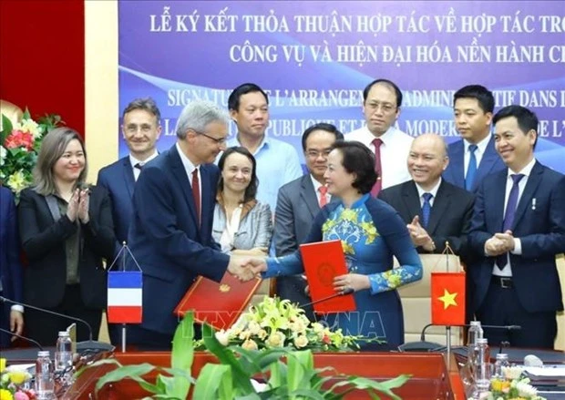 越南与法国加强在公共服务和公共行政现代化领域的合作
