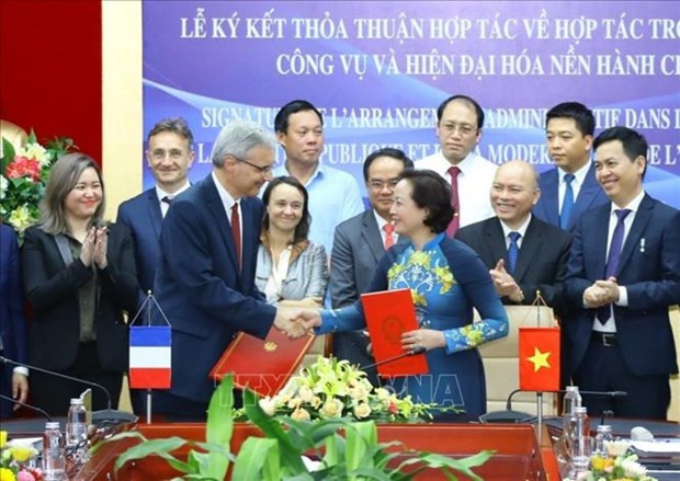 越南与法国加强在公共服务和公共行政现代化领域的合作