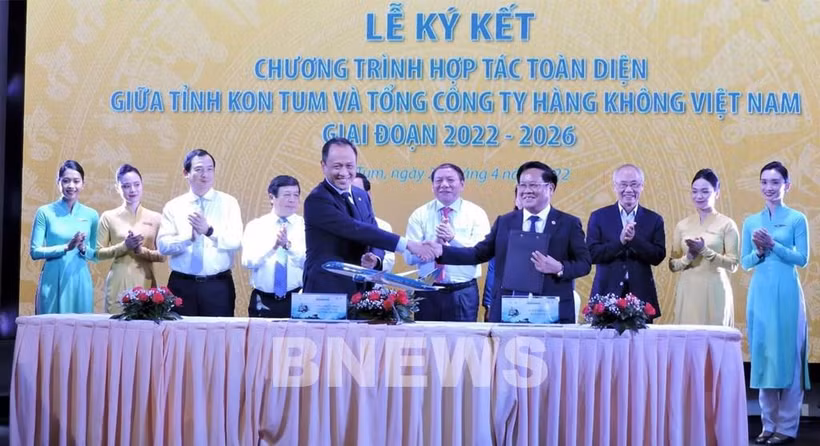 越南航空与昆嵩省合作促进投资和旅游