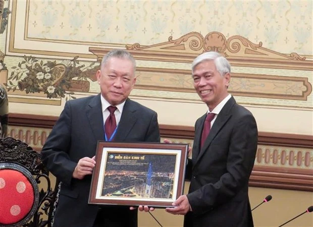 胡志明市领导会见亚洲竞争力研究所所长
