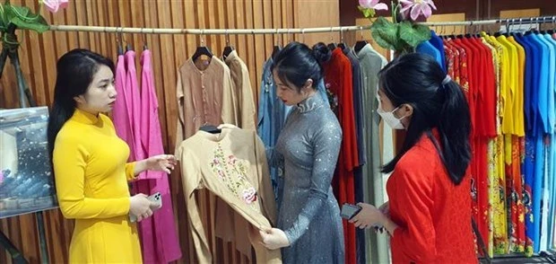 丝绸和麻布奥黛展在广宁省举行
