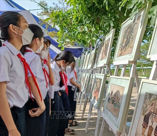 越南国家统一47周年：《V区战场记画》流动画展开幕式在岘港举行