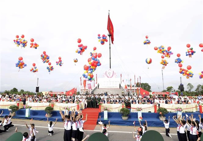 越南国家主席阮春福出席庆祝南方解放国家统一47周年升旗仪式