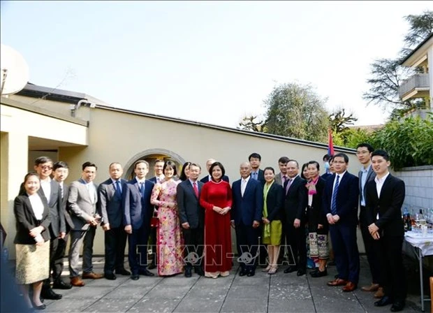 越南常驻瑞士代表团与老挝朋友共庆老挝传统新年