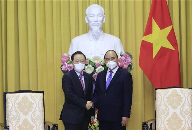 越南国家主席阮春福会见韩国信贷担保基金主席尹大熙