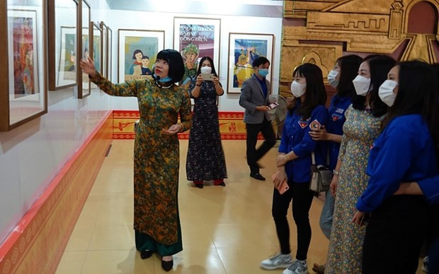 青年沿着胡伯伯足迹的宣传画展在广平省开展